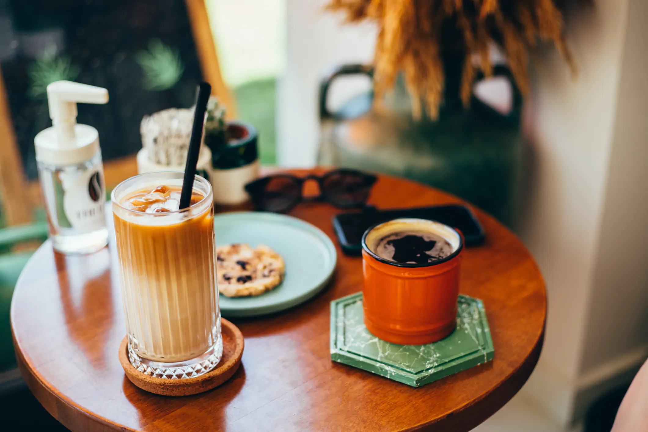 Kaffedrikker på bordet